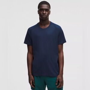 Lululemon Men's vent tech  T-Shirt